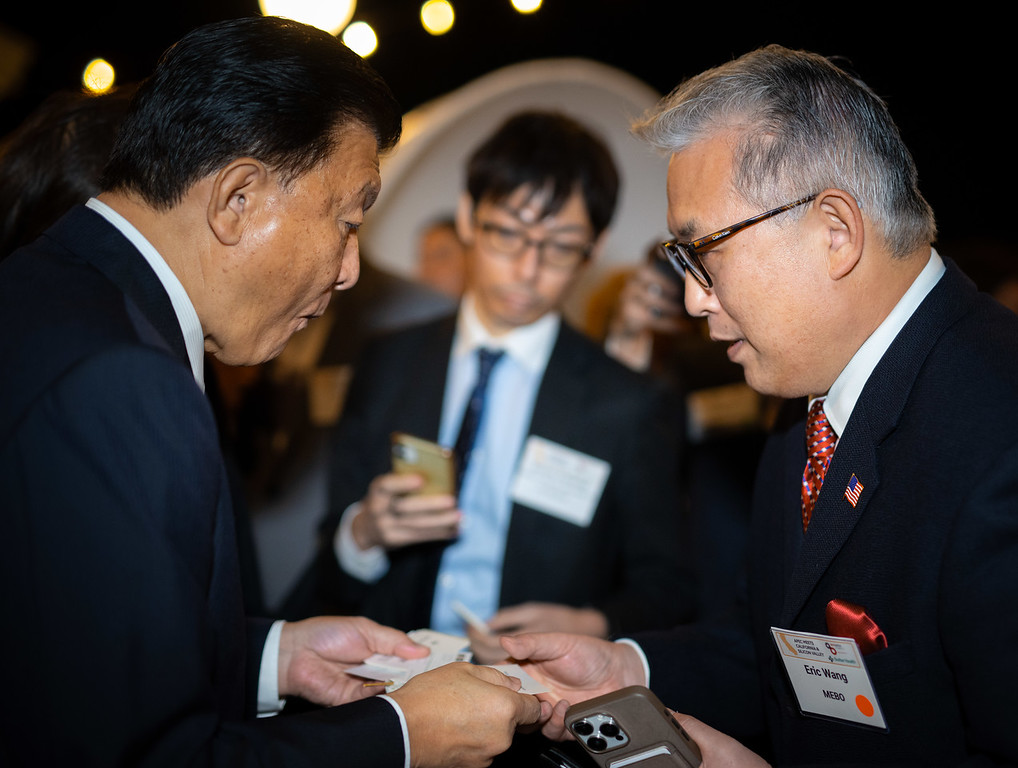 副总裁Eric Wang代表胜游亚洲集团接待了日本経済再生担当大臣